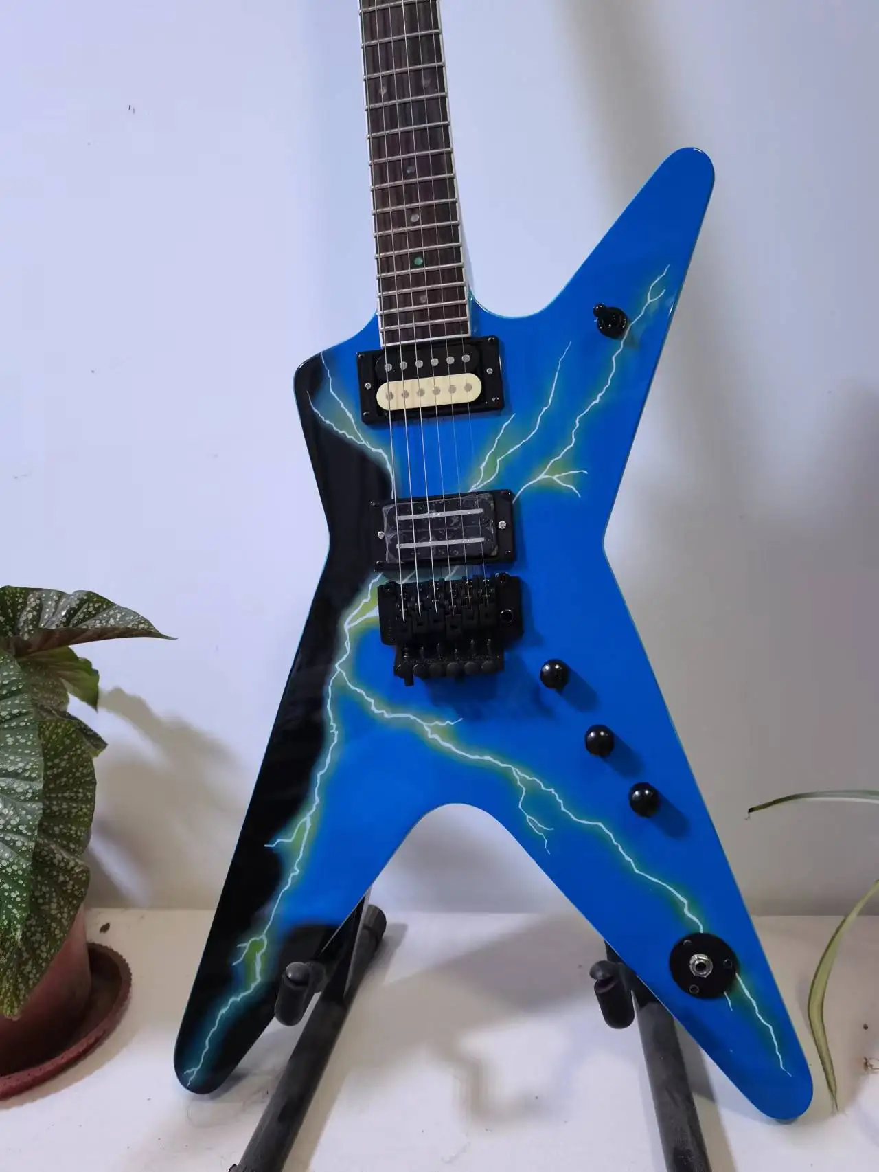 6-string electric guitar rosewood fingerboard lightning pattern vibrato system headless electric guitar