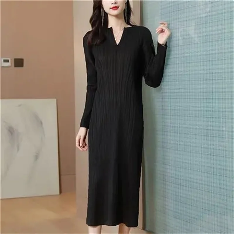 

Sanzhai Pleated Dress Women's Long sleeved Spring and Autumn 2023 New V-neck Underlay Skirt Slim Fit and Slim Style Long Dress