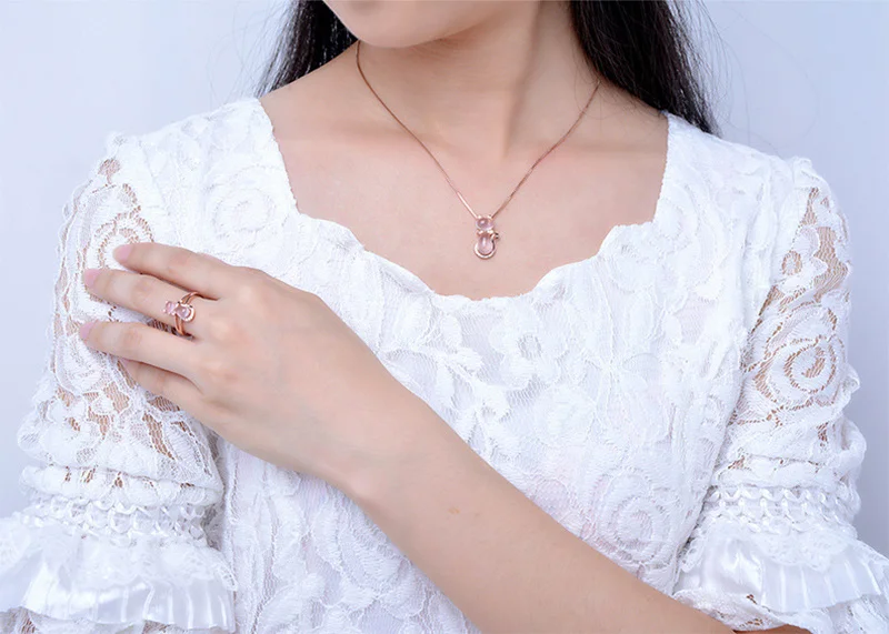 Collar de Gato de Cuarzo Rosa: Elegancia y Encanto Felino