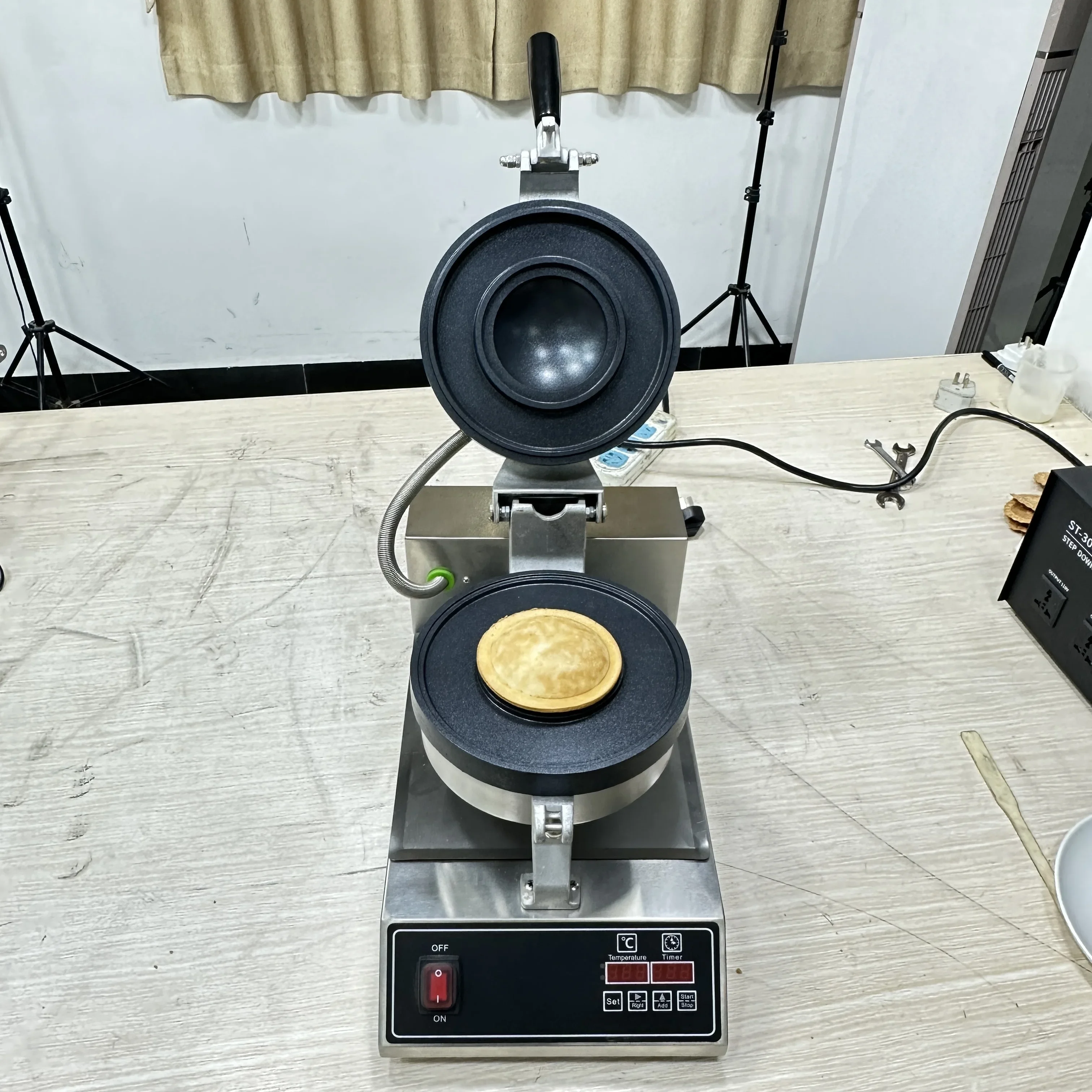 Popular Street Machine of small business Electric Gelato Sandwich Maker UFO Burger Maker Machine