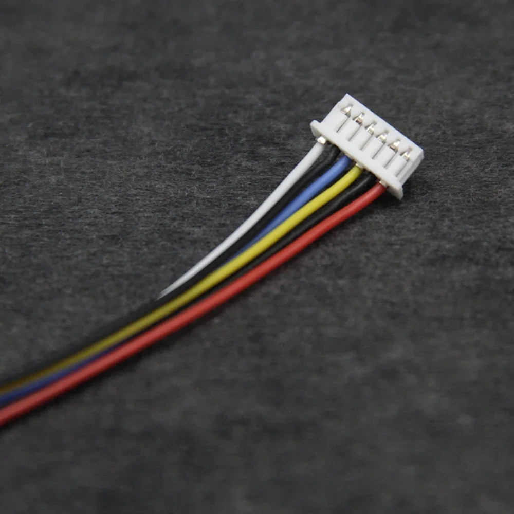 Connecteurs SH1.25 mm 7 pins sur câbles FPV pour drone, vue rapprochée des broches et du boîtier plastique.
