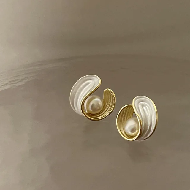 86729-97f599.jpg Mode irrégulière perle boucles d'oreilles femme 2025 à la mode rétro couleur or simulé perle boucles d'oreilles pour les femmes bijoux de mariage