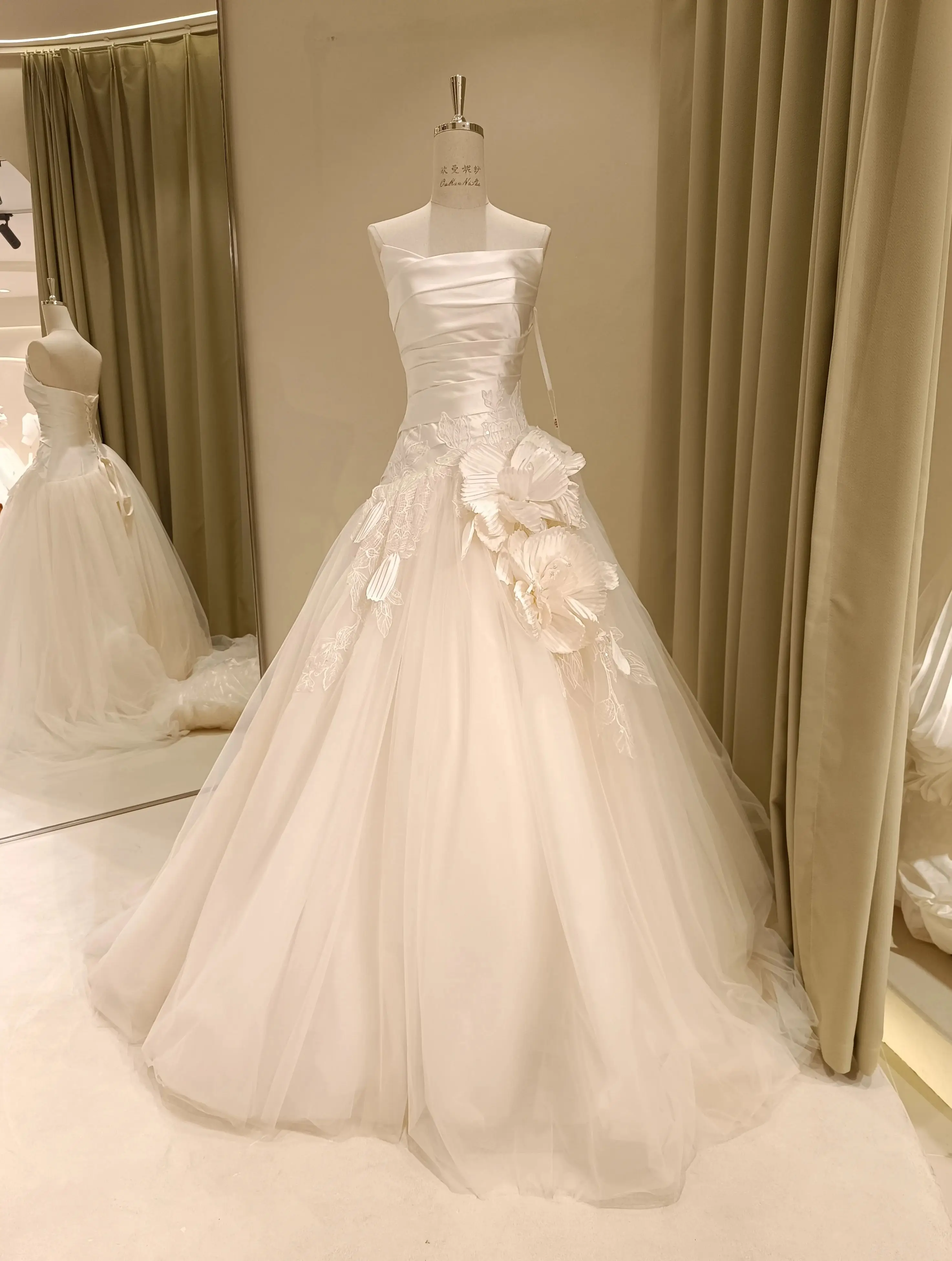 

A Line Irregular Handmade-Flower Tulle Satin French Lace Wedding Dress