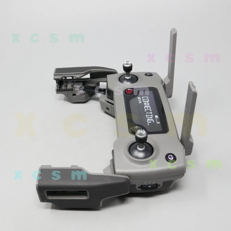 Télécommande DJI Mavic 2 Pro/Zoom RC1B tenue en main, montrant sa taille compacte.