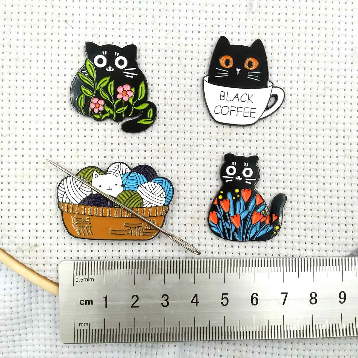 Needle Minders Magnetic for Cross Stitch Cute Cat Yarn Balls Sewing Needle Magnet Keeper Finder Embroidery Needle Nanny Holder
