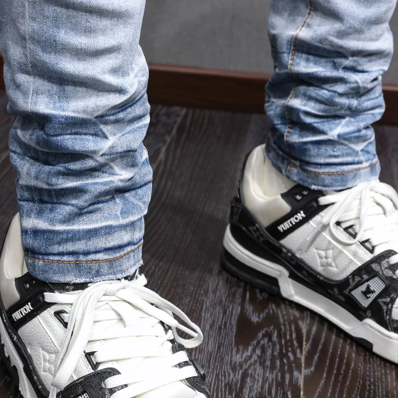 Street Fashion Men Jeans Retro Light Blue Elastic Skinny Fit Ripped Jeans Men Hole Leather Patched Designer Hip Hop Brand Pants