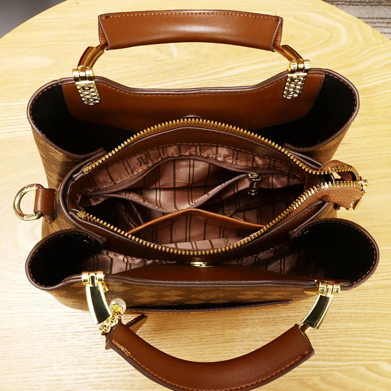 حقيبة كتف نسائية من الجلد الصناعي بتصميم عصري مطبو...