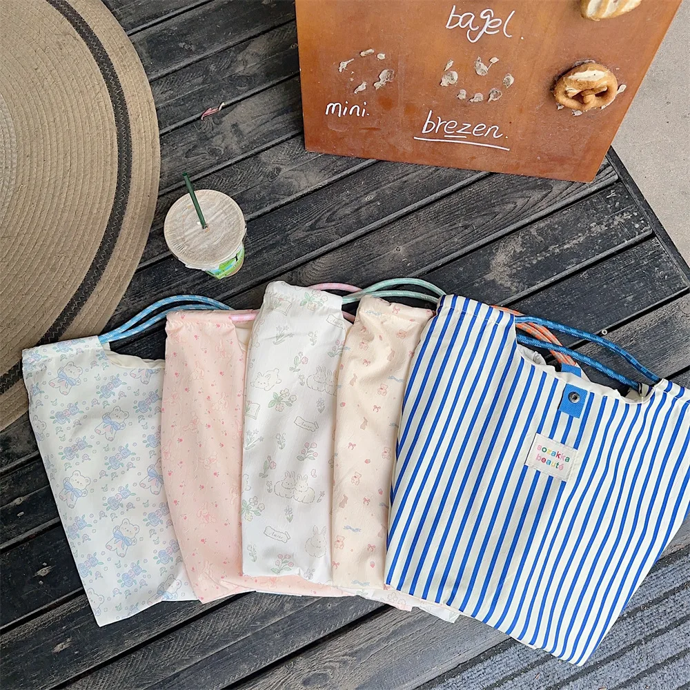 Borsa Tote in Tela con Stampa Cartoon in Rilievo, Grande Capacità, per Donne, Shopping, Lavoro e Uso Quotidiano - immagine 5