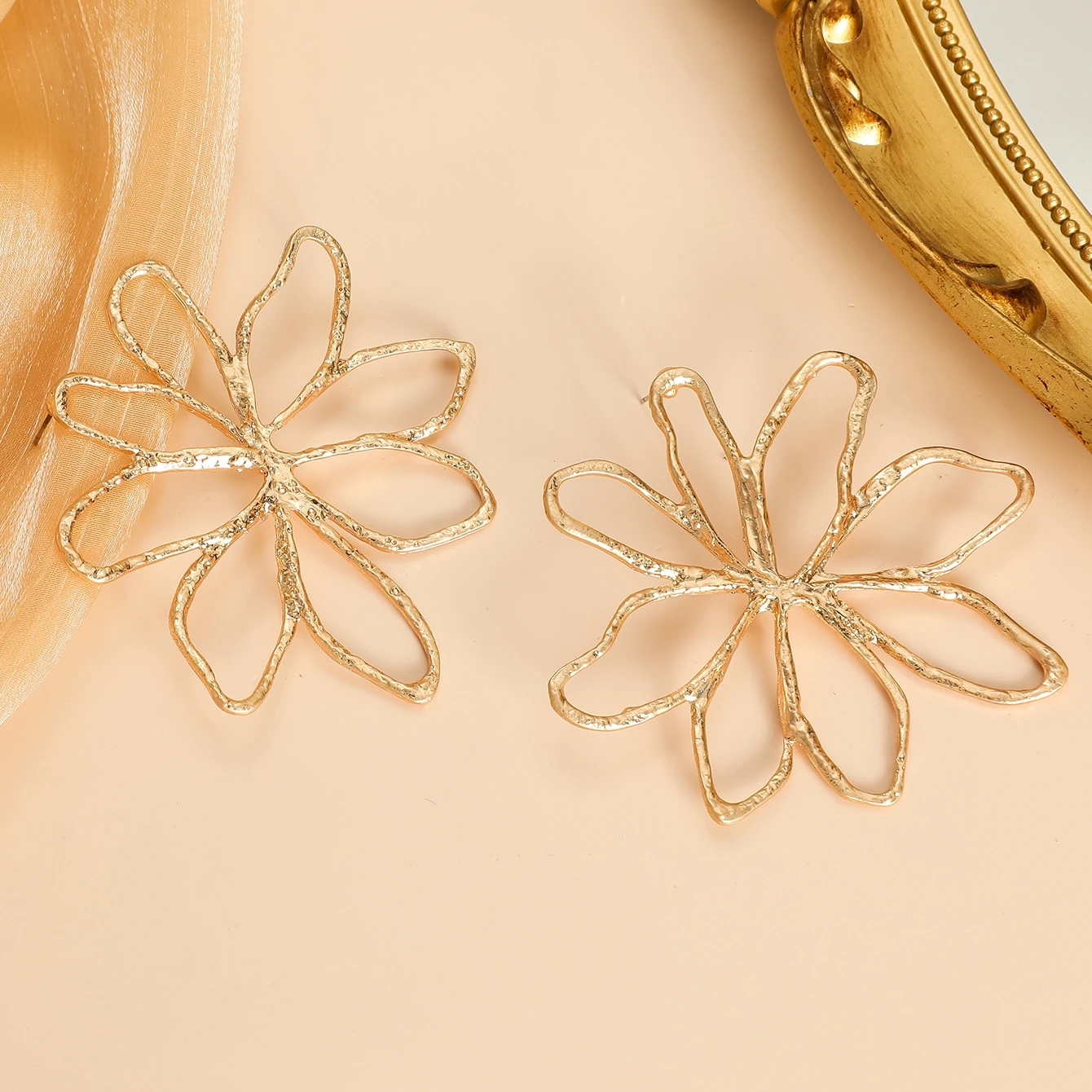 Trendy Stylish Irregular Hollow Big Flowers Earrings for Women Ladies Exaggerated Trendy Geometric Metal Earring Fashion Jewelry