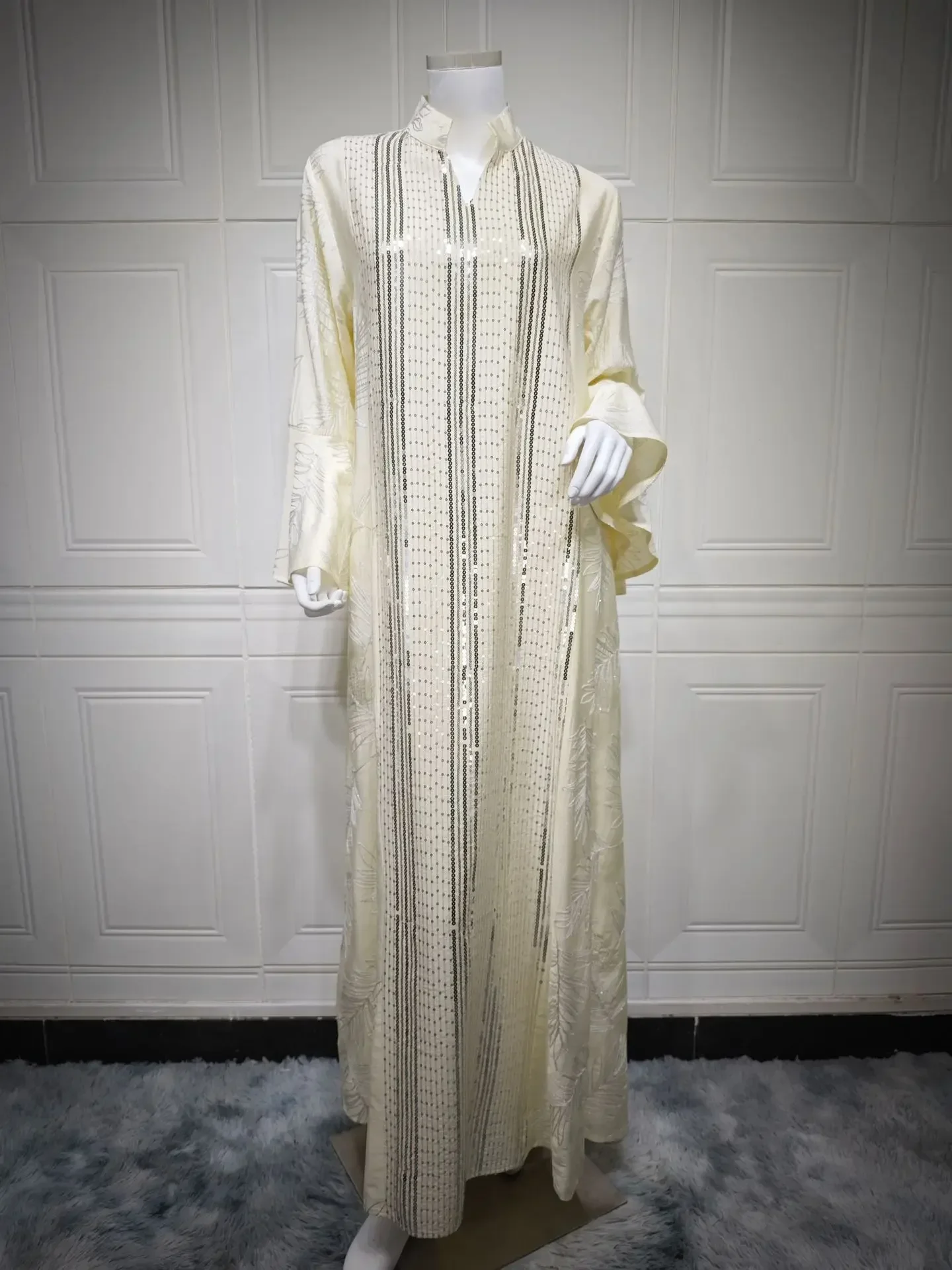 جلابية أوف وايت بتطريز لامع أنيق