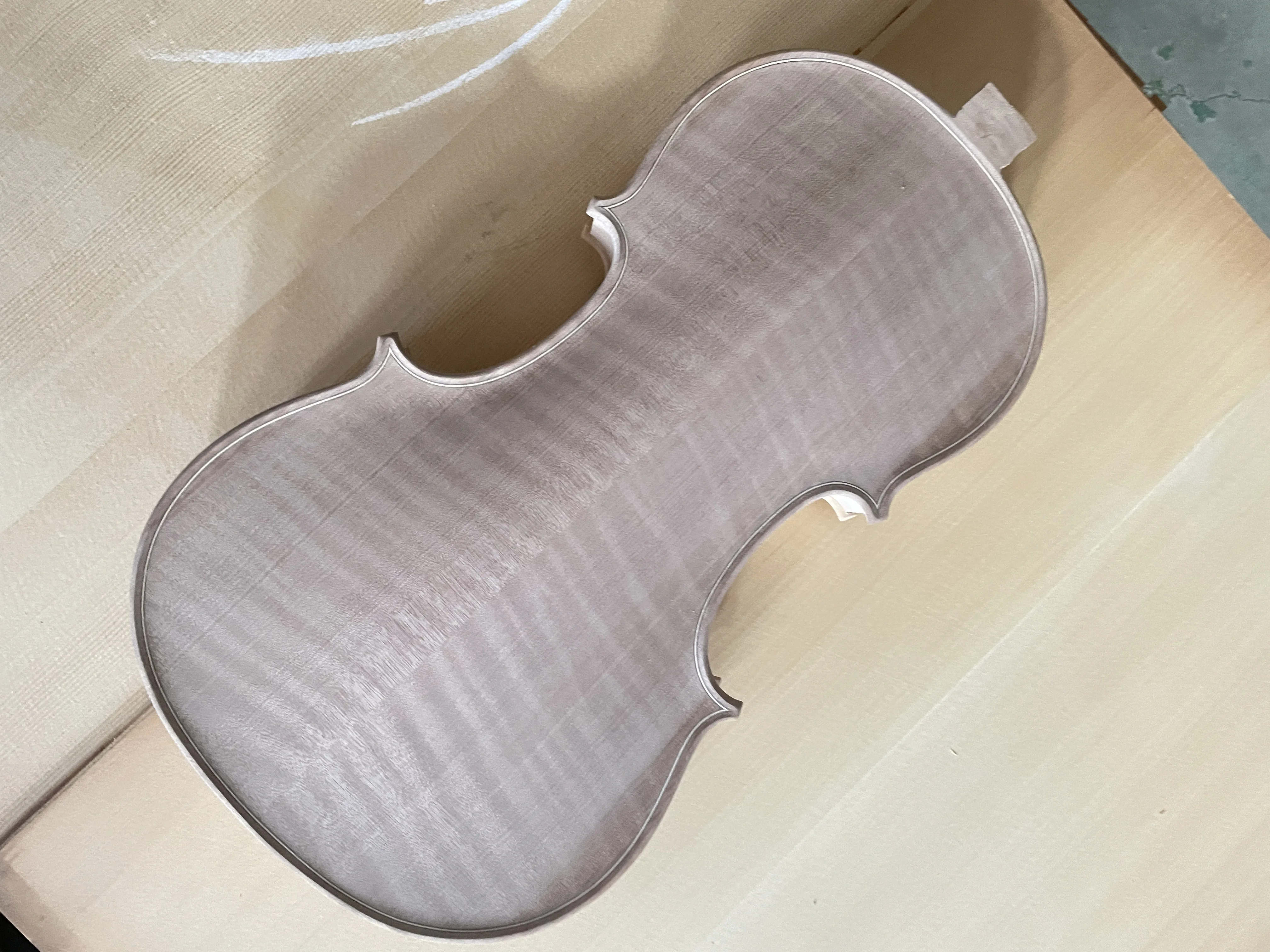 

High quality. Unfinished white stubble violin body. 4/4 full board water ripple flame maple, solid wood top with spruce back. On