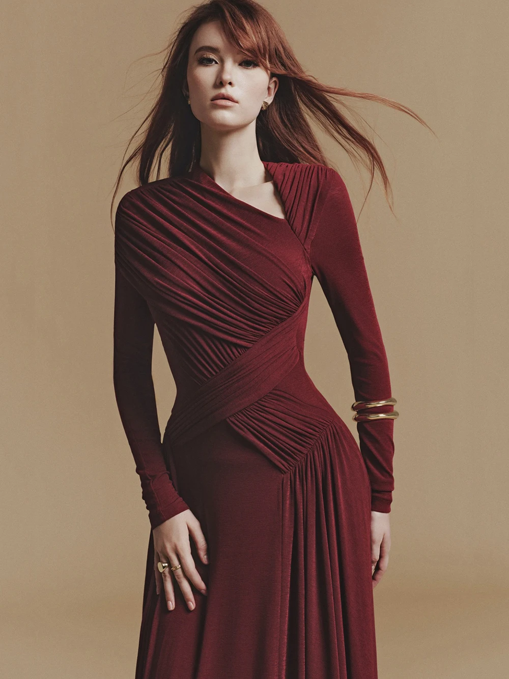 فستان طويل عنابي بكسرات ناعمة