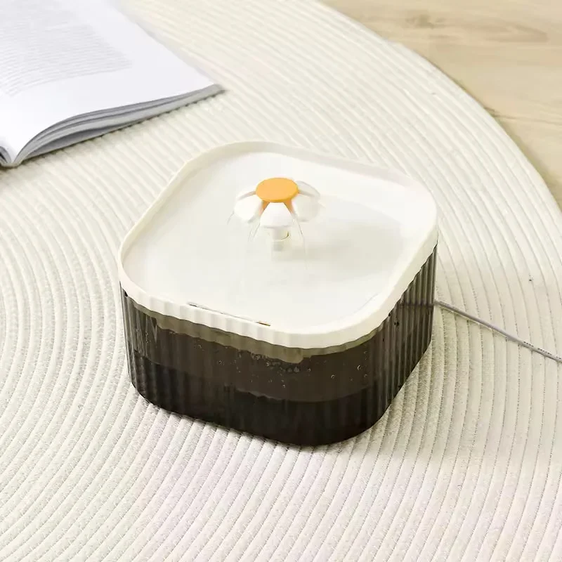 نافورة مياه للقطط سعة 2.5 لتر مع ضوء LED موزع مياه كهربائي فائق الهدوء للحيوانات الأليفة مع مرشحات بديلة نافورة قطط أوتوماتيكية