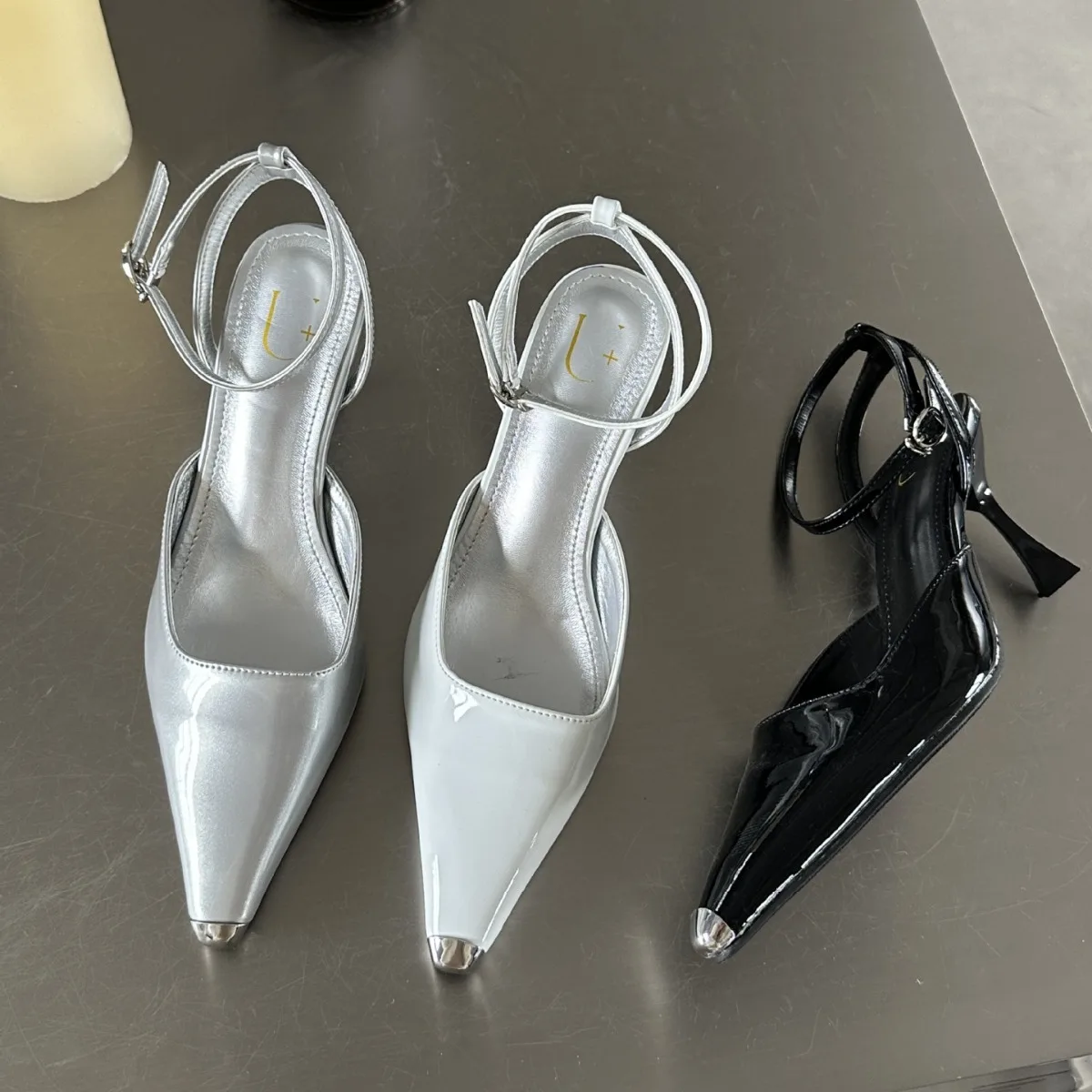 

Женские босоножки на шпильках с ремешком и пряжкой