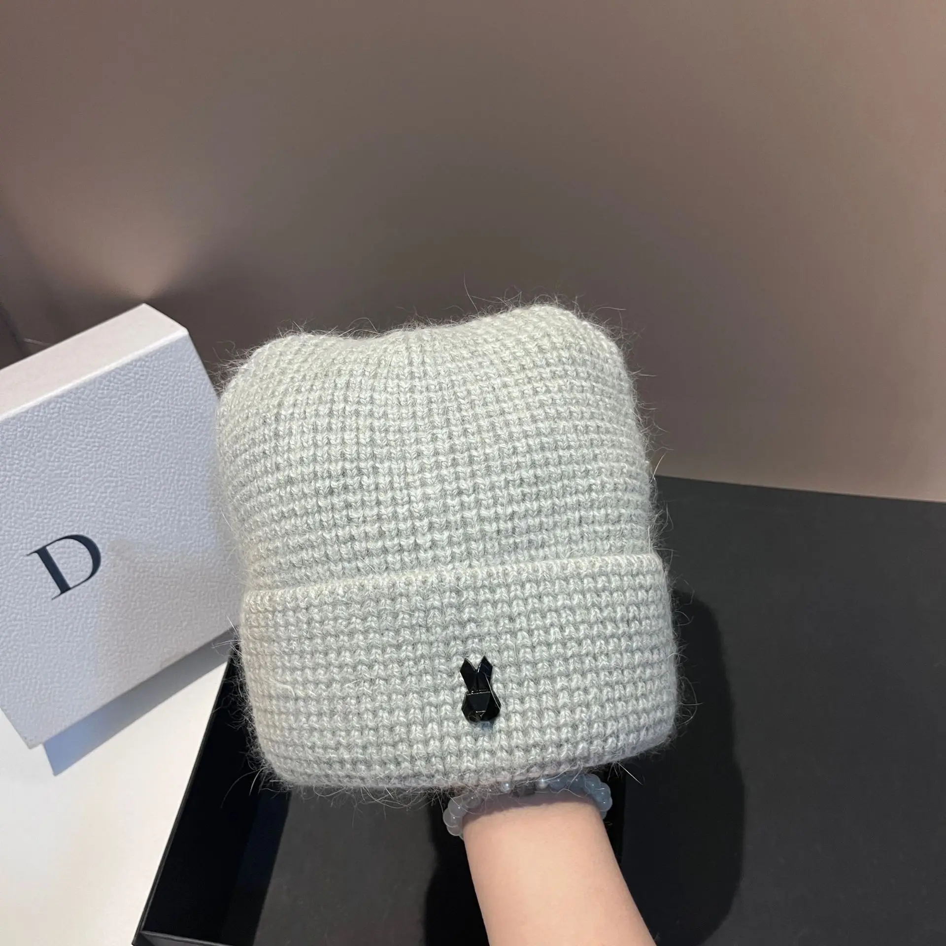 Autunno e inverno nuovo cappello lavorato a maglia in pelliccia di coniglio scozzese moda orecchie di coniglio carino caldo morbido cappello di lana glutinosa da donna
_voghion.com