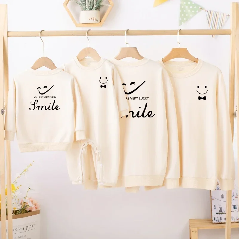 Camisetas con estampado de letras de sonrisa navideña Conjuntos familiares a juego de invierno Suéteres cálidos Tops para mamá, hija, niño y bebé Sudaderas para papá e hijo