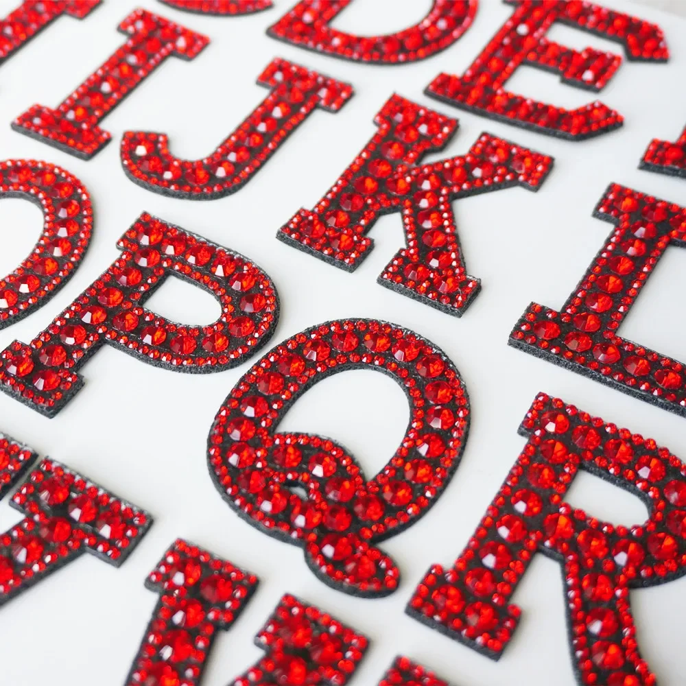 A-Z 레드 라인 석 영어 알파벳 편지 철 패치 배지 3D 패치 가방 모자 청바지 아플리케 옷 DIY 공예