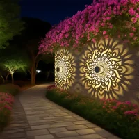 1/2 pièces lumières de clôture solaires avec conception découpée pour l'éclairage mural extérieur, lumières solaires LED pour jardin Patio et éclairage de marche 1