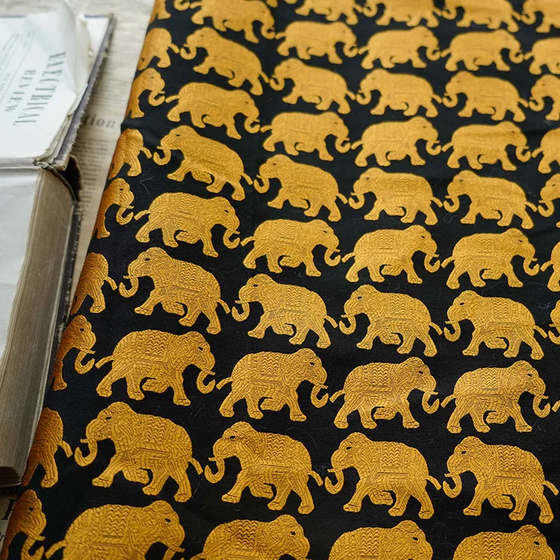 

Черный фон Золотой шелк слон пряжа окрашенная жаккардовая ткань женский чемодан весна осень платье модное шитье оптовая продажа ткани