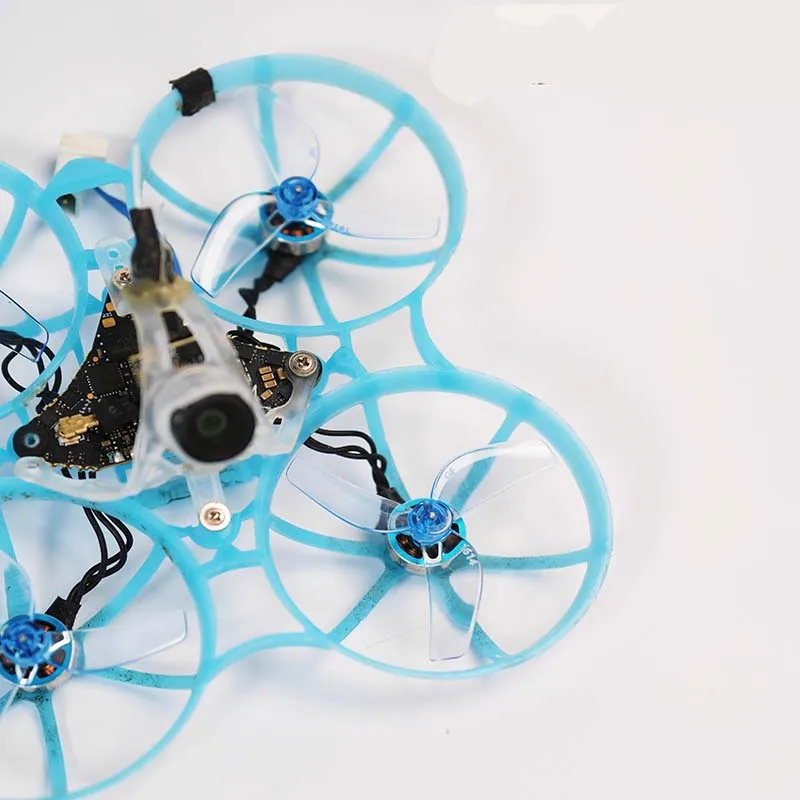 Profil des hélices Gemfan 1614-3 PC pour drones FPV micro, avec embase centrale et pas de vis.