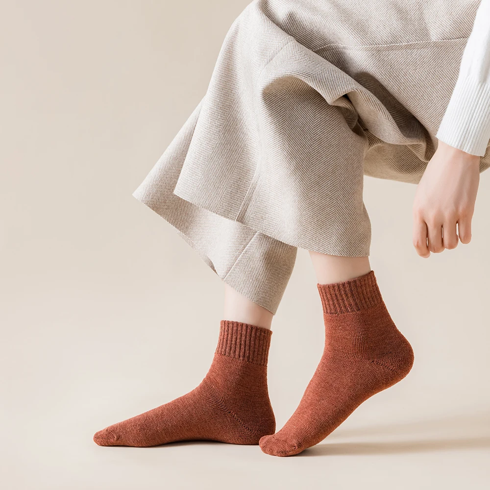 New Winter Vrouwen Socks Dikke Warme Effen Kleur Wol Harajuku Retro Koude Slip Mode Toevallige Kasjmier Modieuze Sokken 1-Pair