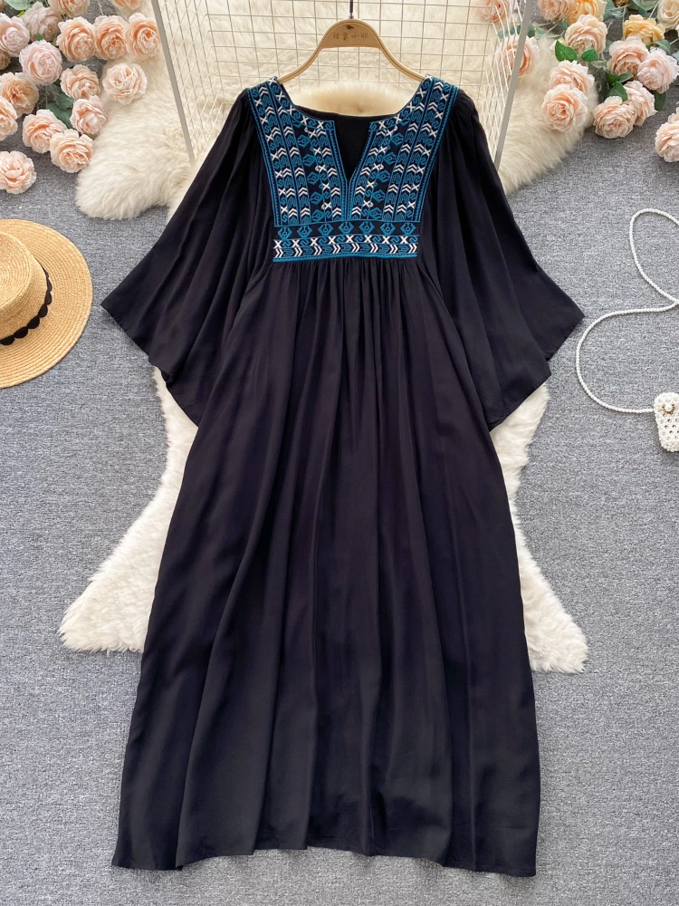 فستان طويل بتطريز تراثي ناعم – ألوان متعددة