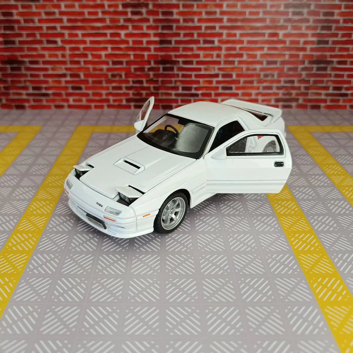 Stylish Alloy Diecast Toy Car with Sound and Light - Perfect Collectible