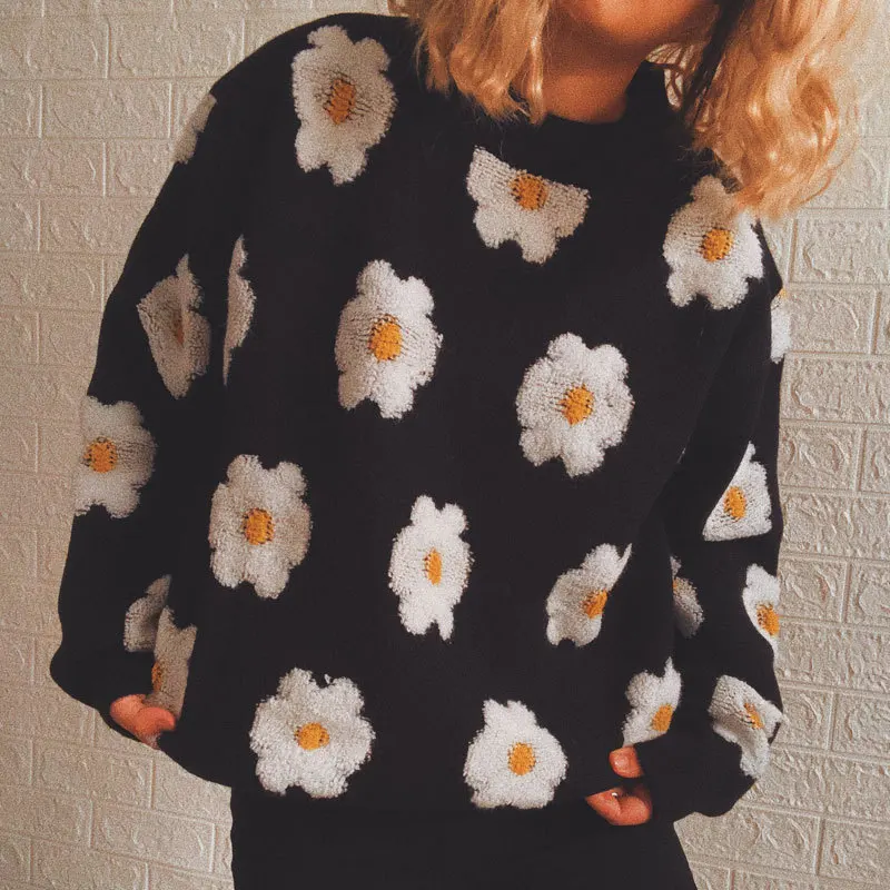 

2024 Autumn/Winter New Casual Little Daisy Embroidery Black And White Contrast Round Neck Long Sleeve Pullover Sweater