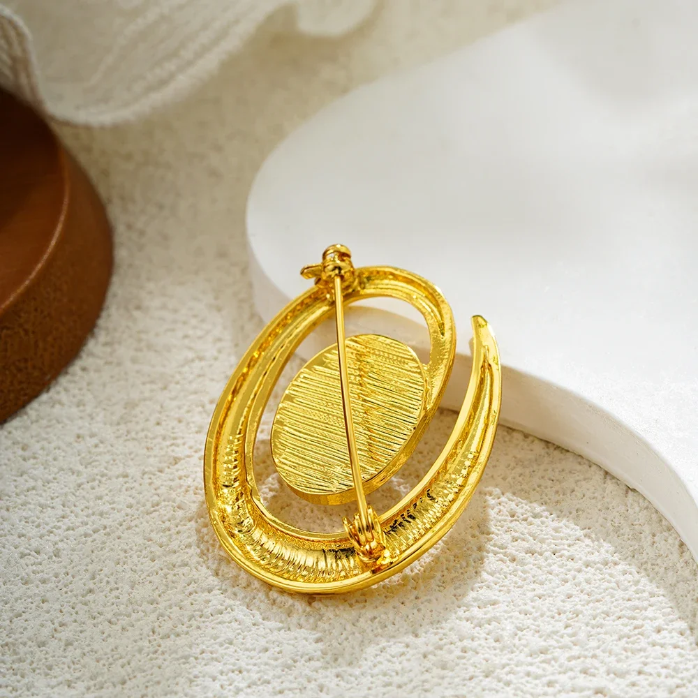 Pearl Brooches for Woman Luxury Geometric Irregular Rotate Hollow White Beads Brooch Formal Dress Suit Jewelry Accessories 2025