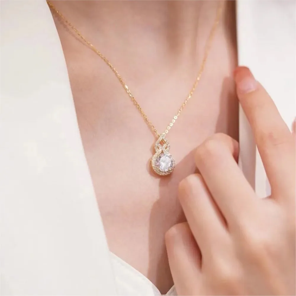 18K Gold-Plated Moissanite Infinity Pendant Necklace for Women Light Luxury Collarbone Chain Necklaces Jewelry Gifts