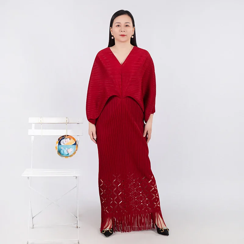 

2023 New solid color V-neck bat sleeve temperament pleated women's dress