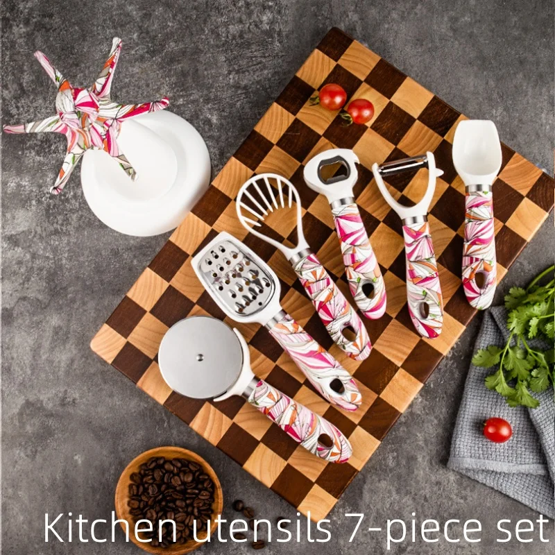 

Набор кухонных гаджетов из нержавеющей стали, строгальный Нож Для дыни, нож для пиццы, ложка для мороженого, открывалка для бутылок, пластиковая ручка для печати, кухонные инструменты