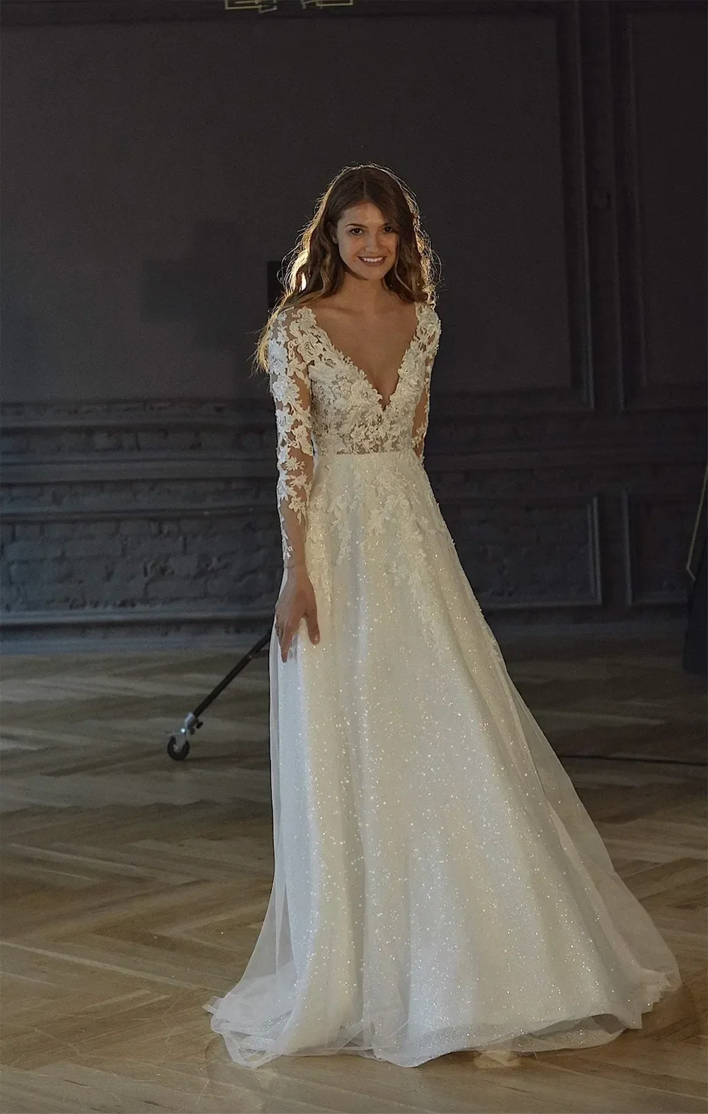 

V Neck Appliqued Lace A Line Wedding Dresses With Long Sleeves Shiny Sequined Illusion Back Buttons Vestidos Bridal Gowns