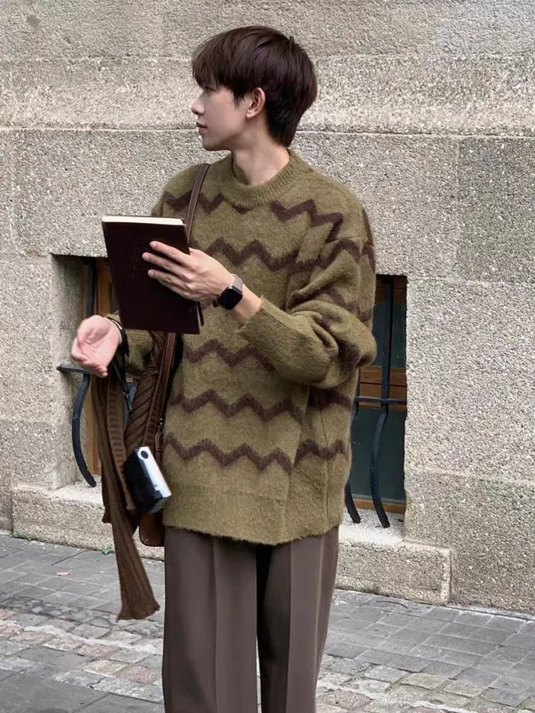 

Chic Contrast Stripe Pullover Sweater Men Casual Autumn Winter 2023 Trend Loose Wave Pattern Casual Round Neck Knitwear Sweater