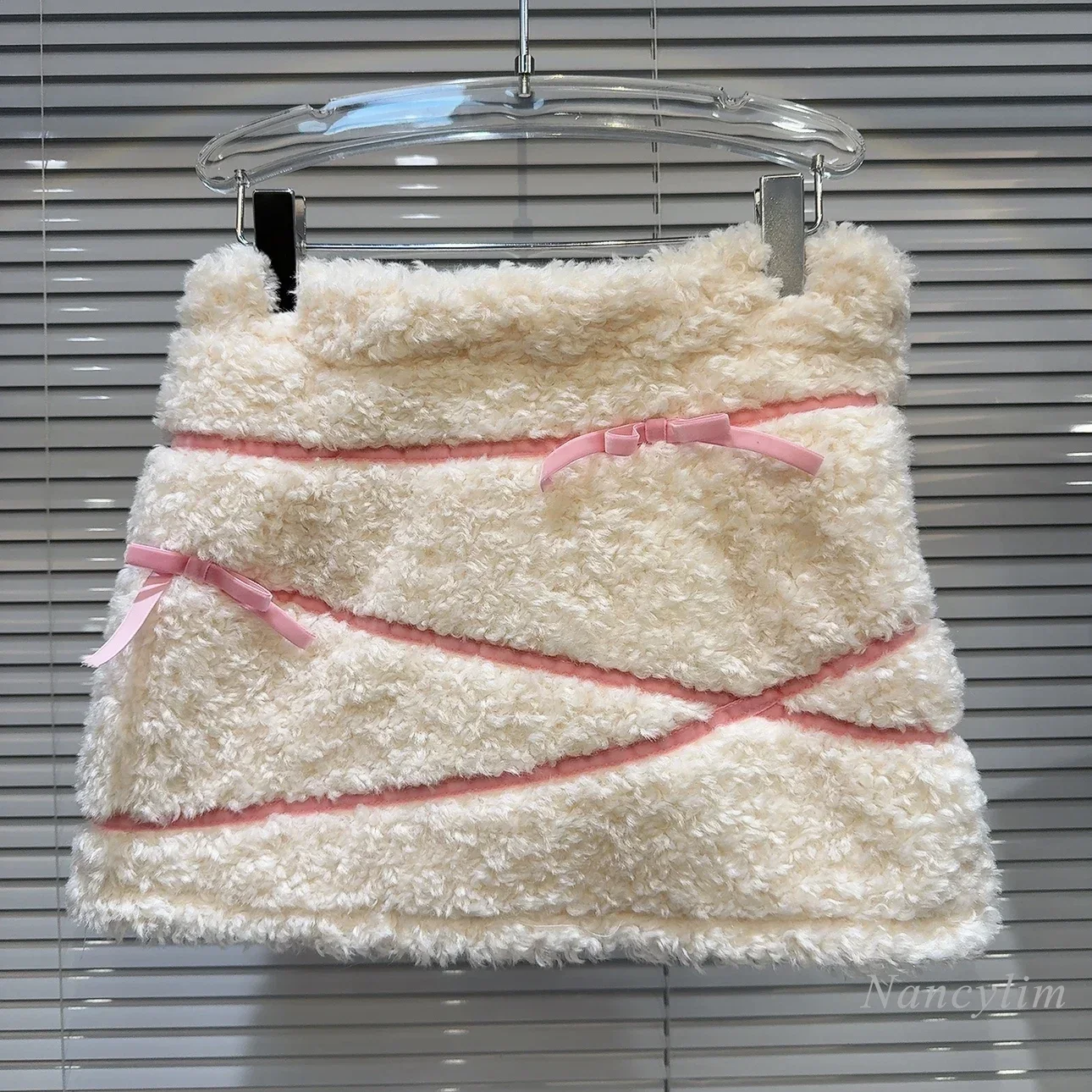 2023 Winter Short Lamb Fur Skirt for Women New Classic Style Socialite Bow Bandage Polar Fleece Fabric Hip Skirt Ladies Skirts winter ladies mid length fashion gloves imitation suede thick cotton 2020 new beige imitation lamb hair hand stitched to keep wa