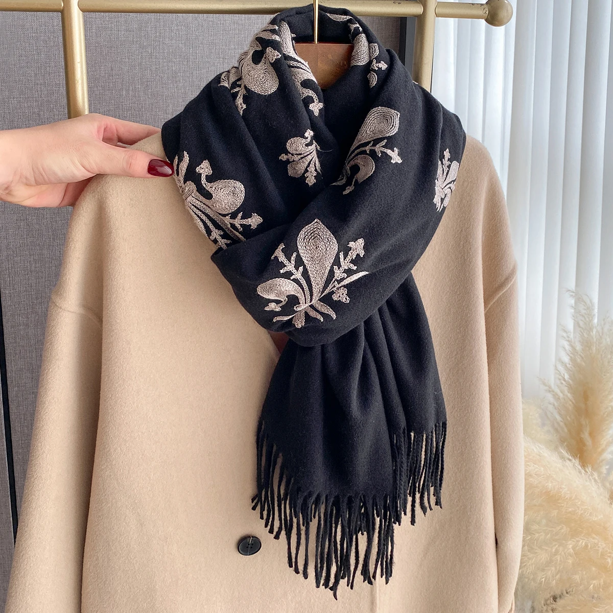 New Pashmina Cashmere Blend Mujer Bufanda Scarf Warm Echarpes Embroider Flower Poncho Cape Thick Warm Poncho Kerchief