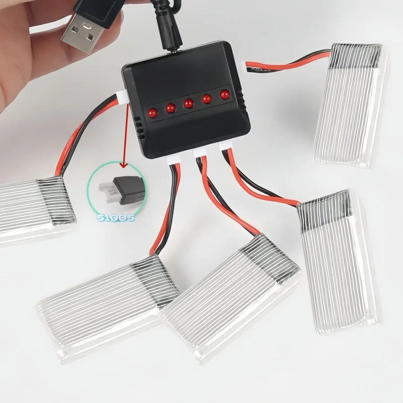 Lot de câbles JST, Futaba et Air pour chargeur USB multiport 1 à 4, présentés à côté du chargeur pour drone RC.