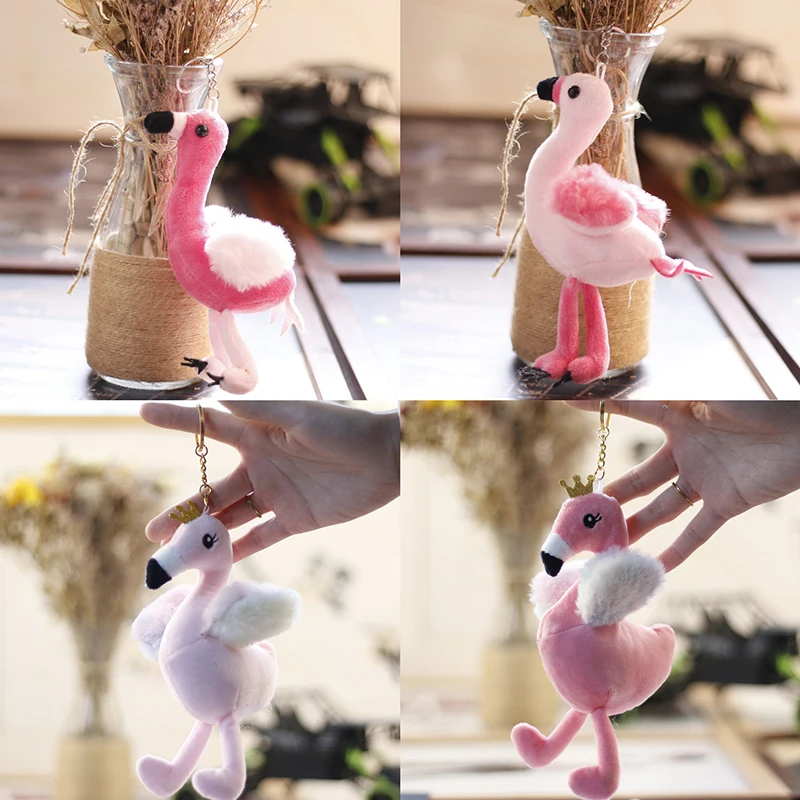 ピンクのフラミンゴ型のぬいぐるみ,炎の形をした小さな