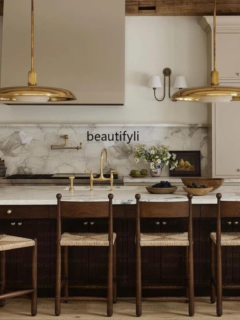 시대를 초월한 우아함과 빈티지 매력의 집을 위한 프랑스 중세풍 섬 테이블과 레트로 의자 세트