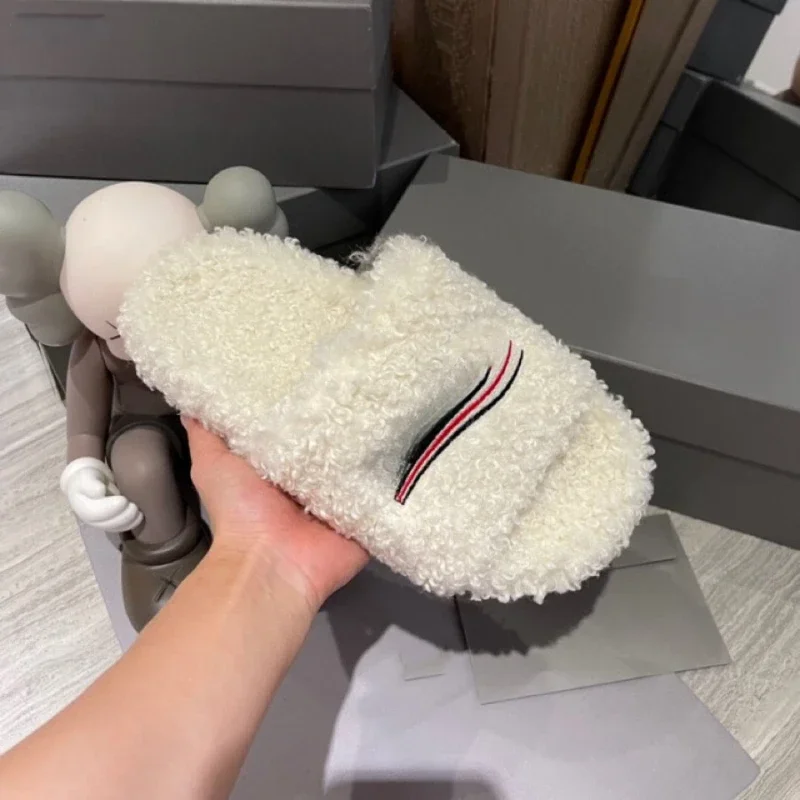 2024 European and American autumn and winter new ladies flat shoes, fashionable outerwear fluffy slippers