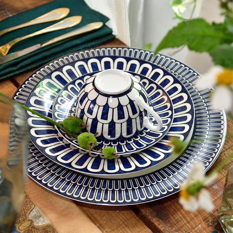 New Delicate Bone China Coffee Set Luxury Porcelain Tea Cup Drinkware Set for Hotel Home Display and Serve H Trays Decorative