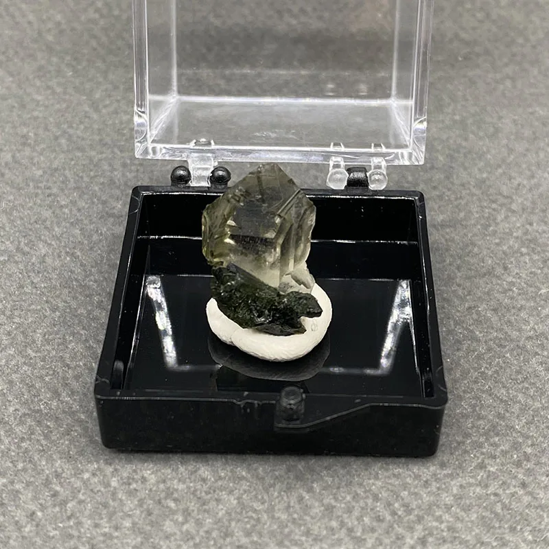 100%  Natural Green tourmaline Mineral Specimens Stones and Crystals Healing Crystal   +Box size:35*35*35 mm