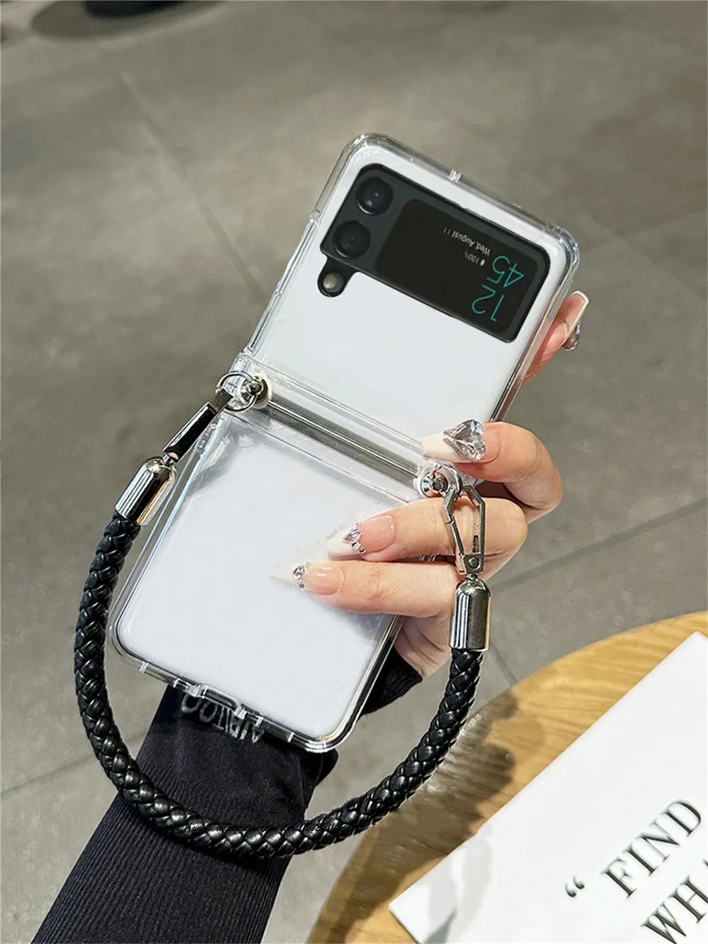 Capa de celular de couro de luxo com alça de mão portátil para Motorola Razr 40 50 Ultra Razr + 2023 2024 Capa protetora de dobradiça transparente_voghion.com