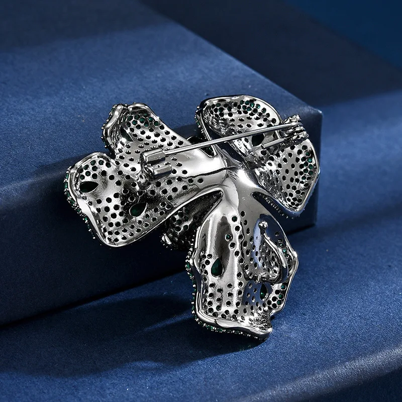 French High-end Retro Exquisite Flower Brooch Luxury Green Cubic Zirconia Classical Design Coat Pin Spring and Autumn Corsage