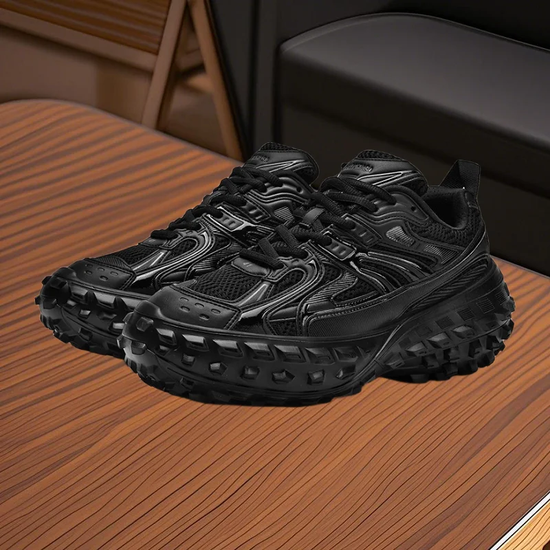 This model of the multi-functional and simple sports shoes adopts a thick-soled design and is suitable for sports wear.
