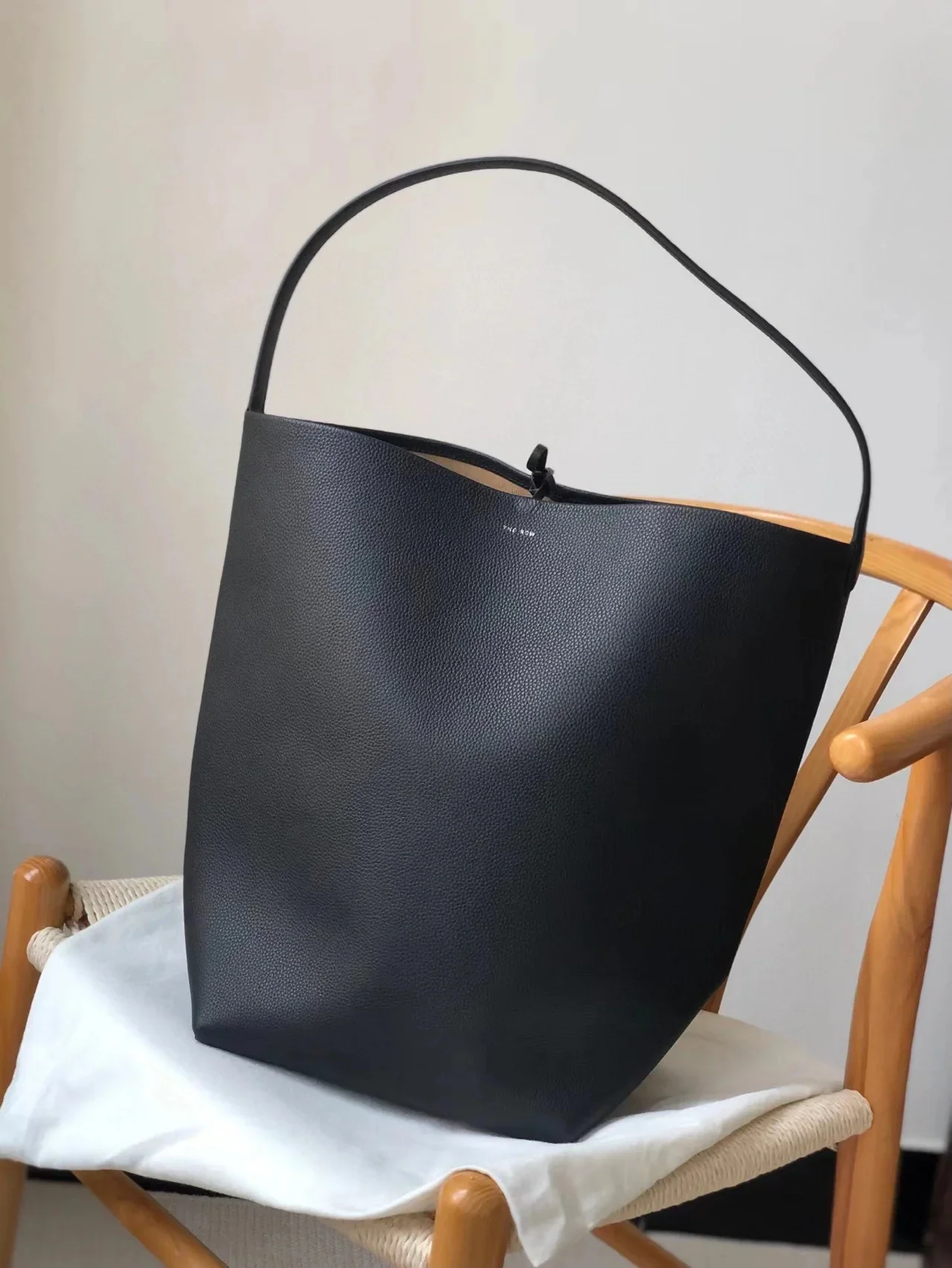 

Cowhide Single Shoulder Bag Handbag Row Bucket Tote Lcu