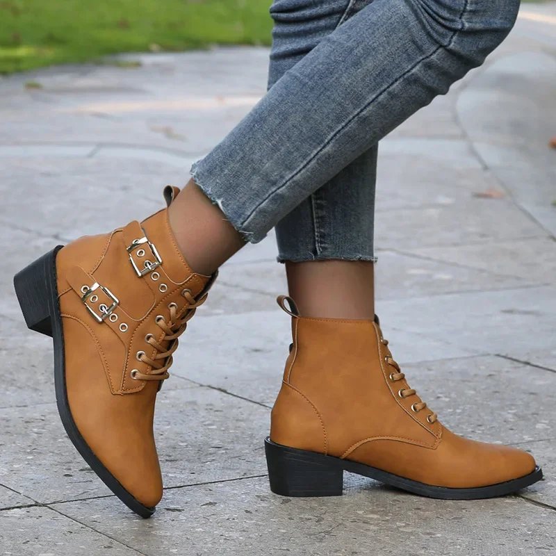 

Женские ковбойские ботинки на массивном каблуке, зимняя новая женская обувь с острым носком и ремешком с пряжкой, женские ботинки