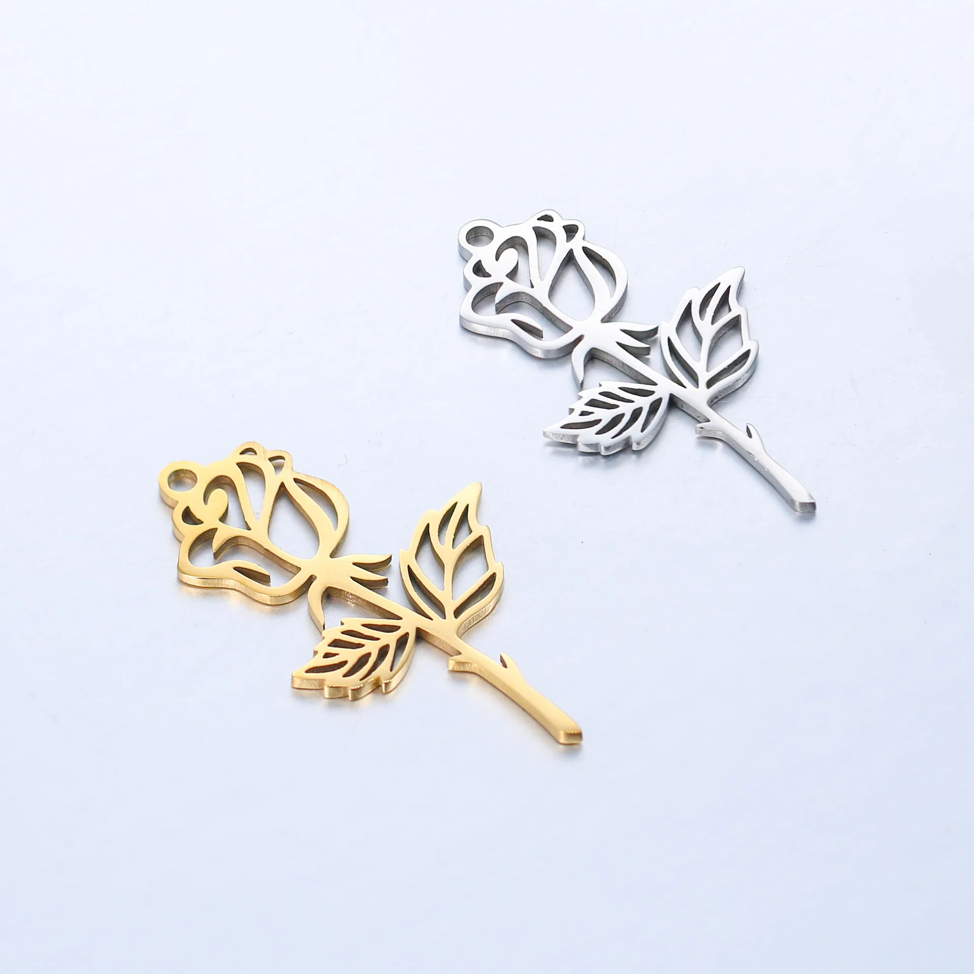 DOOYIO 5 stücke Edelstahl Laser Geschnitzte Floral Blume Colliers Anhänger Klassische Rose Halsketten Charme für Frauen DIY Schmuck Geschenke