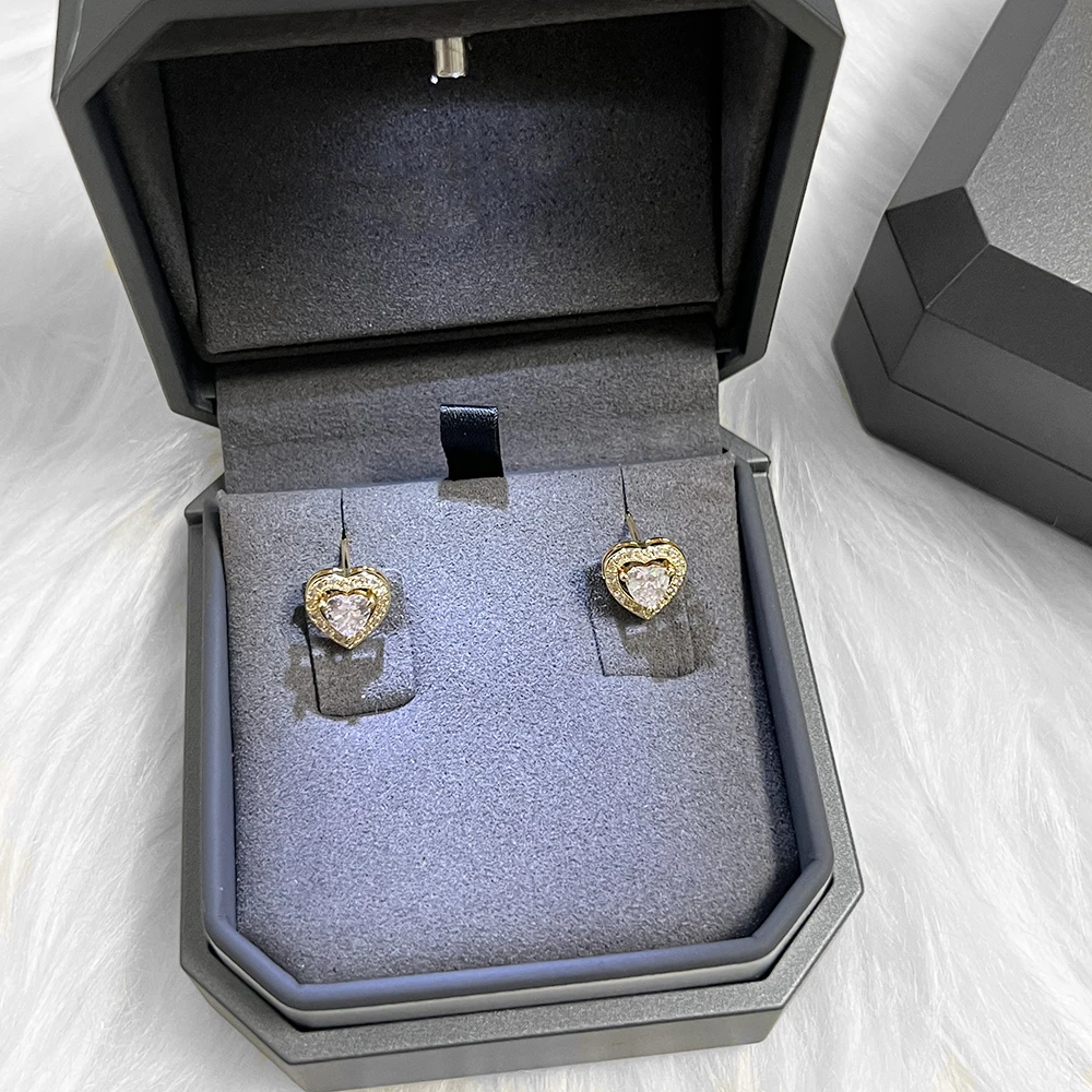 Stylish 925 sterling silver heart-shaped diamond stud earrings, suitable for women's everyday wear and romantic occasions.