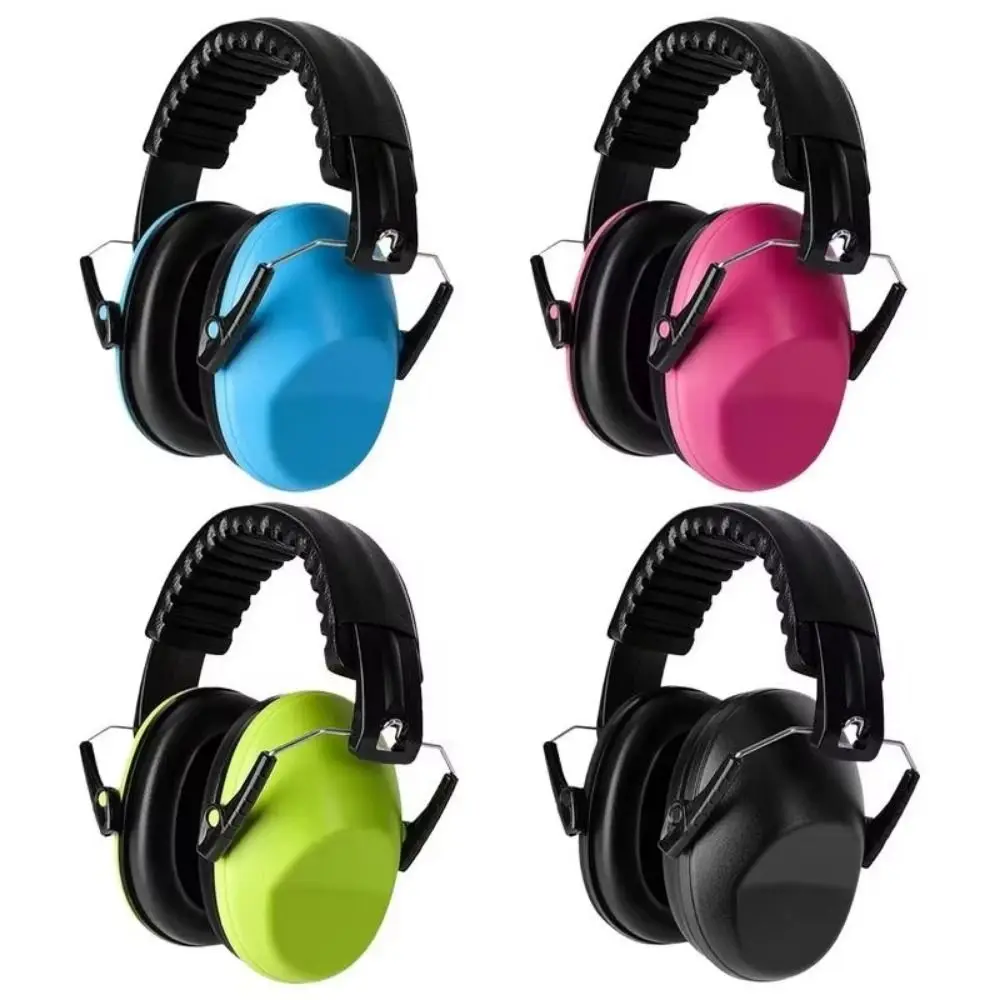 Quatre casques antibruit SNR 28dB de couleurs différentes alignés, protection auditive légère.